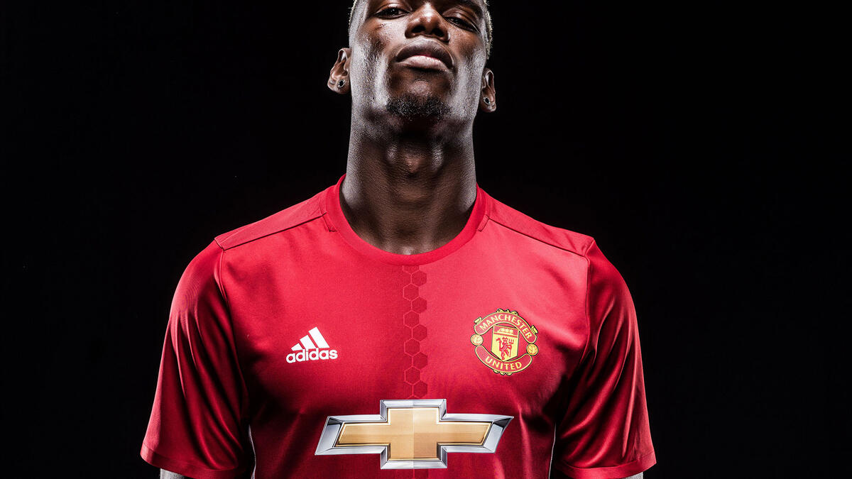 المركز الأول: لاعب الوسط الفرنسي بول بوغبا (من يوفنتوس إلى مانشستر يونايتد مقابل 93.25 مليون جنيه استرليني)