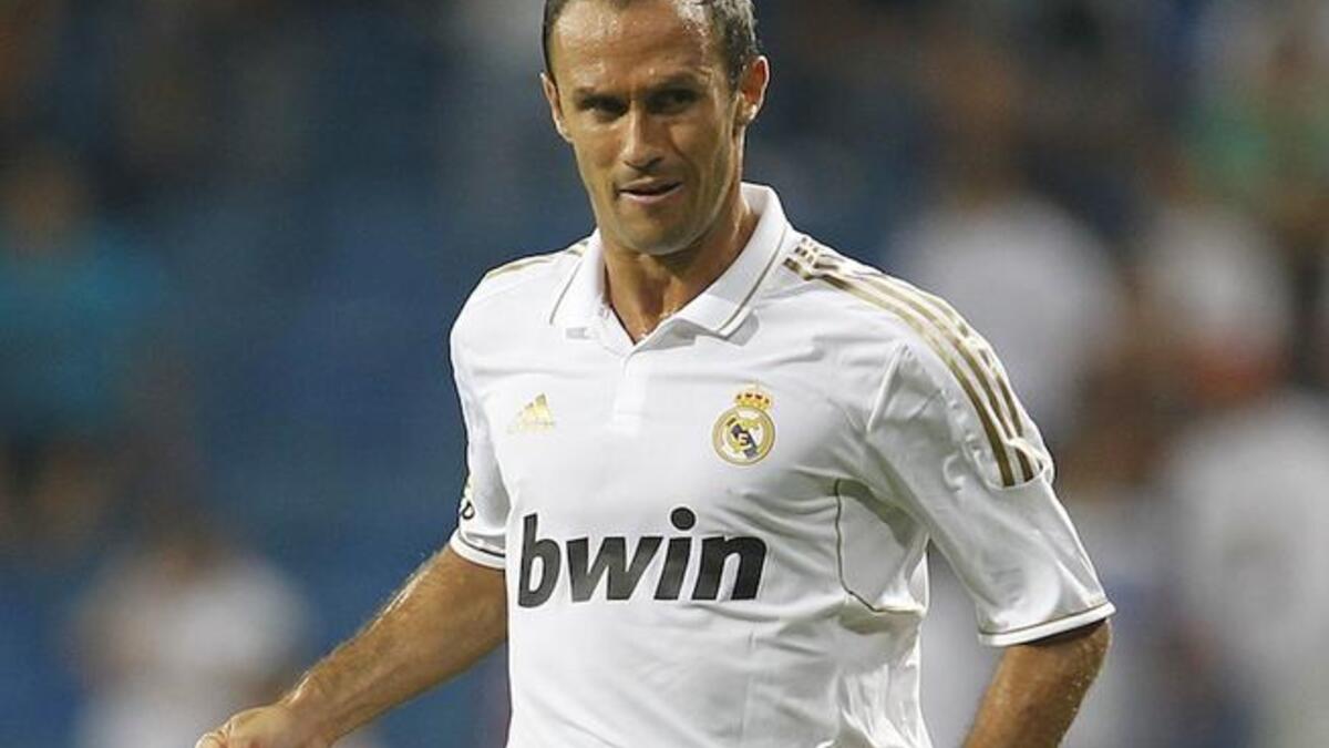 10- البرتغالي ريكاردو كارفاليو: انتقل من بورتو إلى تشلسي بقيمة 26.5 مليون يورو. يعود الفضل لظهوره لمواطنه المدرب جوزيه مورينيو عام 2004، حقق 3 بطولات دوري و3 كؤوس إنجليزية قبل أن يغادر إلى ريال مدريد في 2010.