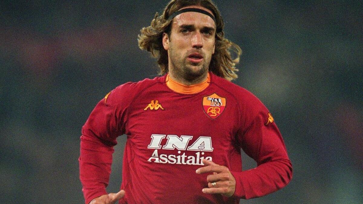 المركز الثالث: المهاجم الأرجنتيني غابرييل باتيستوتا - من فيورنتينا إلى روما مقابل 24 مليون يورو عام 2000.