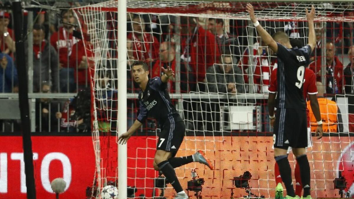 بايرن ميونيخ 1-2 ريال مدريد: بات ريال مدريد الفريق الزائر الأول الذي يحقق الفوز مرتين على حساب مستضيفه البافاري بملعب آليانز آرينا في دوري الأبطال.