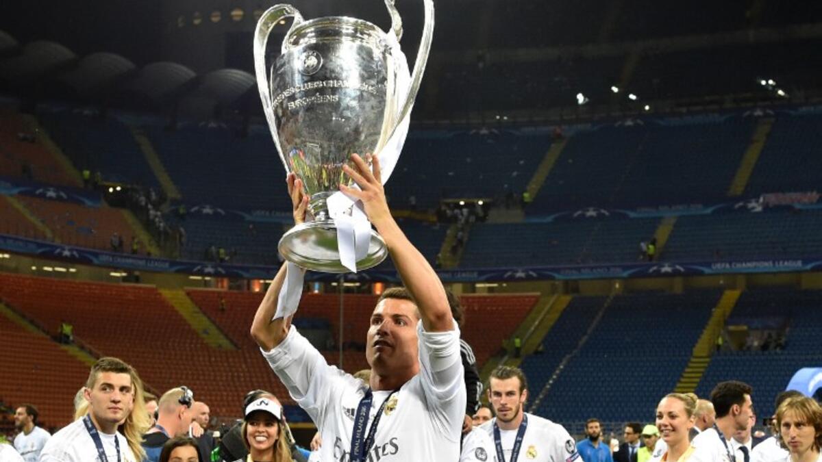 المركز الثالث: مهاجم منتخب البرتغال وريال مدريد كريستيانو رونالدو: قاد بلاده للفوز بلقب يورو 2016 للمرة الأولى، ومنح الميرينغي اللقب الـ 11 في دوري أبطال أوروبا، إضافة لكأس السوبر الأوروبي وكأس العالم للأندية، وتوج عامه بجائزة الكرة الذهبية.