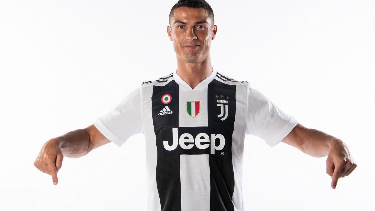 المركز الأول: المهاجم البرتغالي كريستيانو رونالدو (يوفنتوس) ويتقاضى 31 مليون يورو سنوياً.