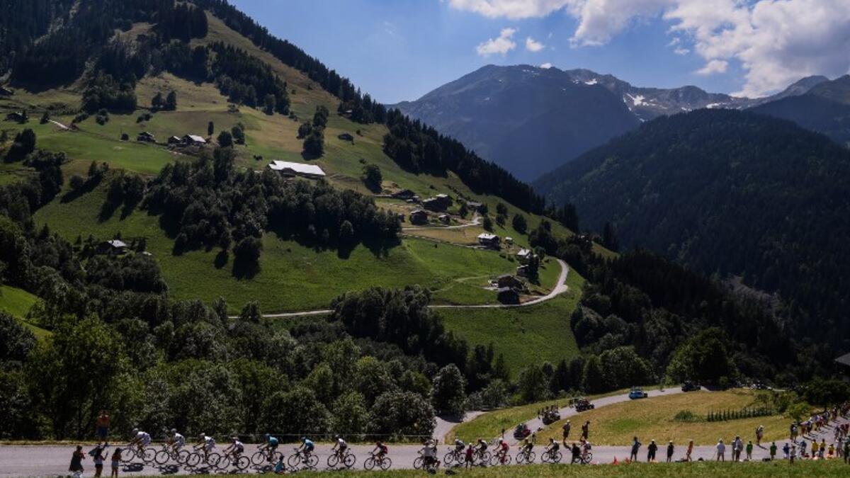The pack rides during the eleventh stage of the 105th edition of the Tour de France cycling race between Albertville and La Rosiere, French Alps, on July 18, 2018.
Philippe LOPEZ / AFP