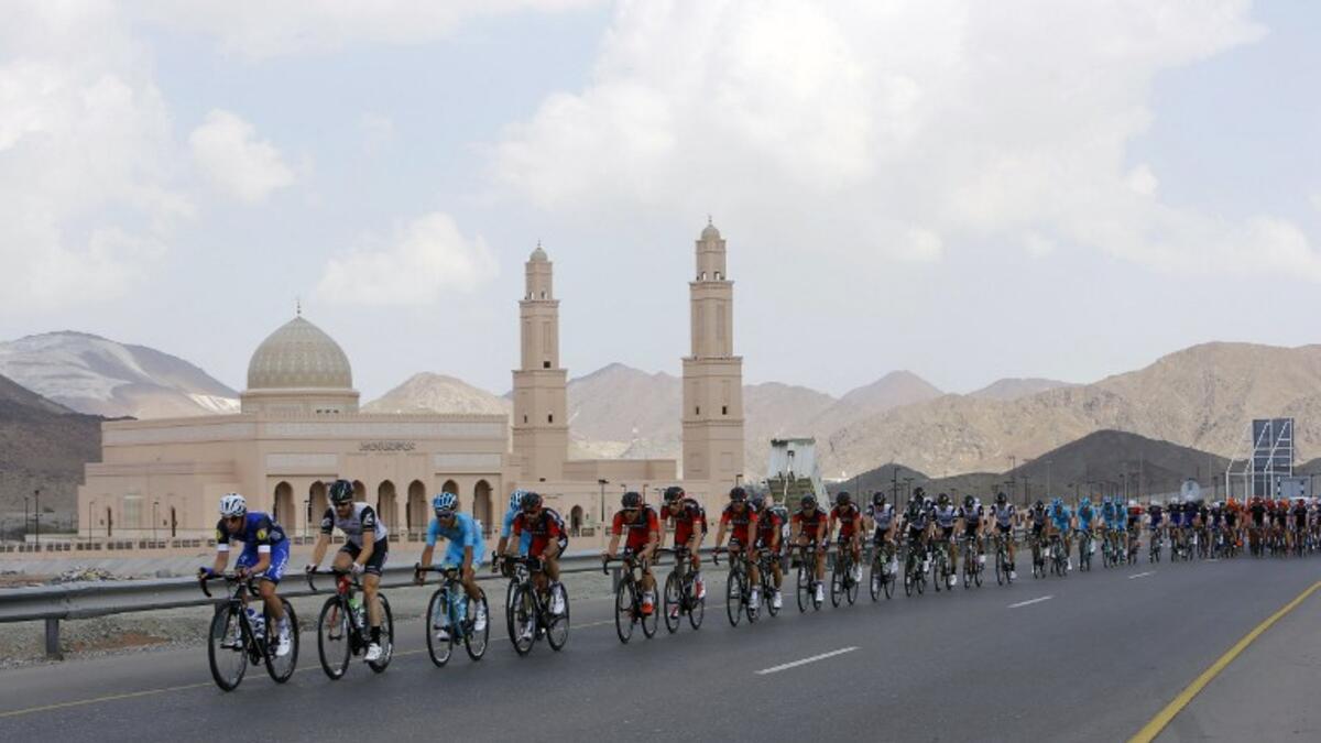 The pack rides during the first stage of the 7th cycling Tour of Oman between Oman Exhibition Center and al-Bustan on February 16, 2016.
MOHAMMED MAHJOUB / AFP
