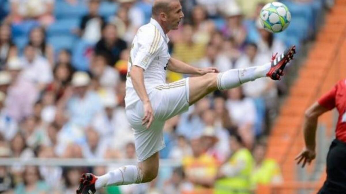 6- لاعب الوسط الفرنسي زين الدين زيدان: من يوفنتوس إلى ريال مدريد مقابل 75 مليون يورو عام 2001.