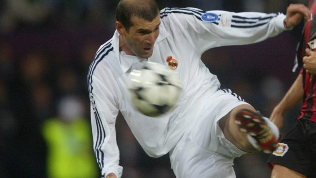 لاعب الوسط الفرنسي زين الدين زيدان: انتقل من يوفنتوس إلى ريال مدريد عام 2001 مقابل 77.5 مليون يورو.