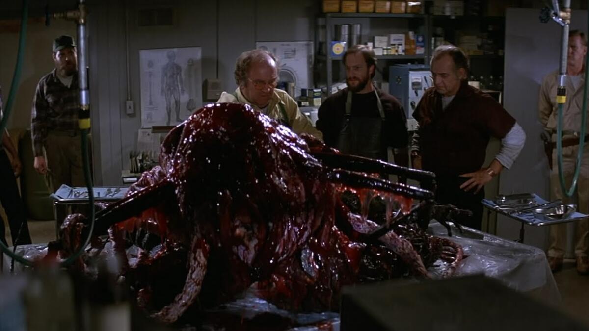 :The Thing اكتشاف سفينة للمخلوقات فضائية في القطـب الشمالي و يخـرج منها شيء ما، يحيل حياة البشـر إلى جحيـم حقيقي