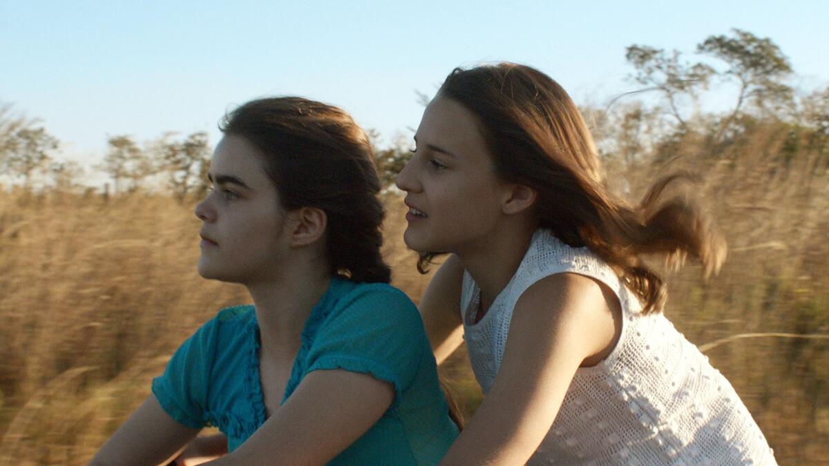 فيلم الأختان Two lrenes: هو فيلم برازيلي تدور قصته حول فتاة في 13من عمرها، تعيش مع عائلتها الثرية والتقليدية في مدينة صغيرة بالبرازيل، إلا أنها ترتبط بخادمتها أكثر من شقيقاتها ولهذا تكتشف أن لوالدها ابنة من زوجة أخرى.