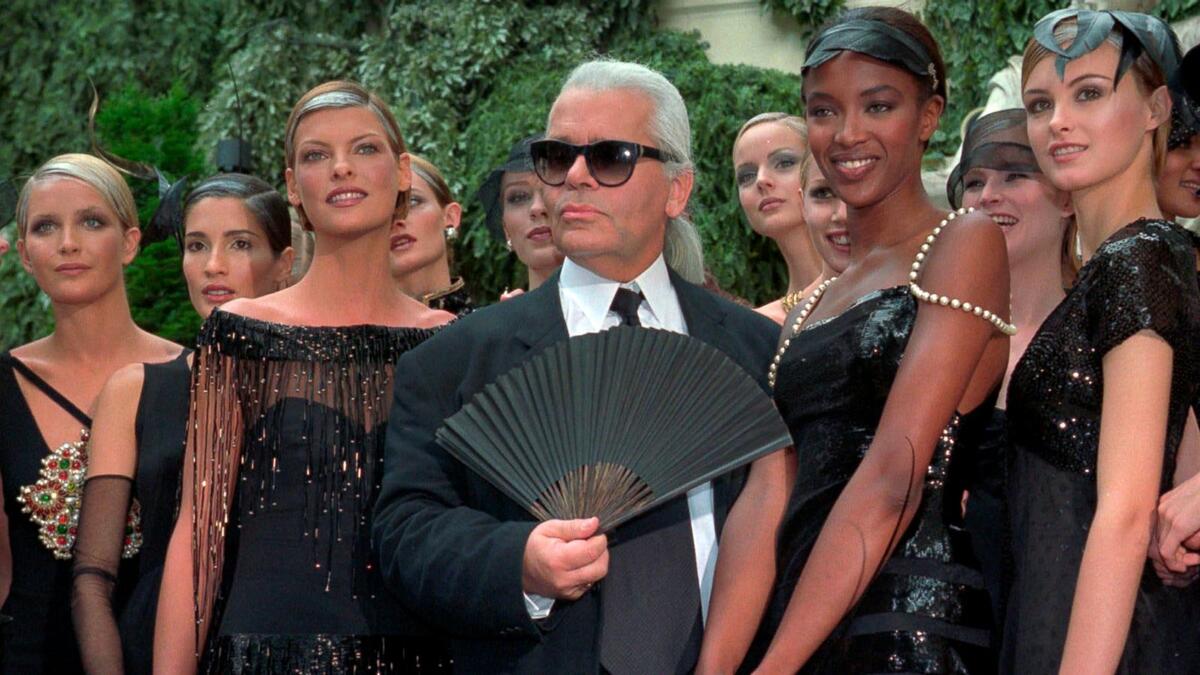 يعشق حمل المروحة اليدوية