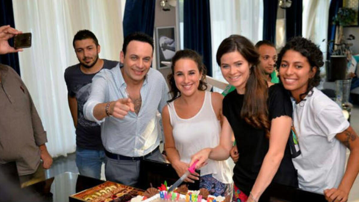 فاجأ مصطفى قمر زميلته يسرا اللوزي في عيد ميلادها وذلك خلال تصوير الفيلم الجديد “فين قلبي” وأخفى مصطفي قالب حلوي الحفل عن أعين الجميع وبعد انتهاء أحد المشاهد تم إقامة الحفل واستدعاء يسرا وغني لها مصطفى أغنية”Happy birthday”.