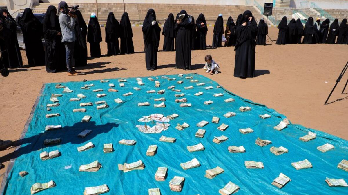Huthi female supporters collect money to support Huthi militias fighting Saudi-backed Yemeni government forces in the port city of Hodeidah, during a rally in the capital Sanaa on November 10, 2018. 
Mohammed HUWAIS / AFP