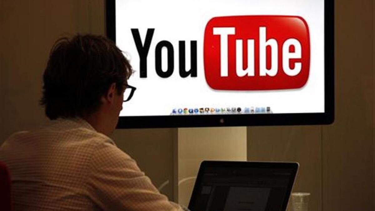 موقع يوتيوب نشر تسجيلاً مدته ثلاث دقائق و32 ثانية بعنوان "يوتيوب يستعد لاختيار الفائز" ويعلن فيه رئيس مجلس إدارته "سالار كامنغار" توقف خدماته عند منتصف الليل واستيقظ رواد الموقع اليوم ليكتشفوا أنهم وقعوا ضحية "كذبة نيسان".