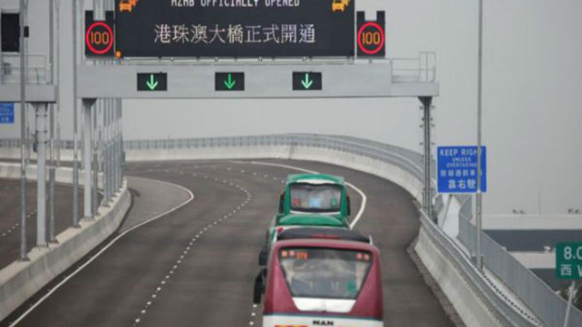 وسيتم منح سكان هونغ كونغ رخصة للعبور إلى جوهاي بالسيارات في حال كانوا أصحاب وظائف ومناصب هامة في البر الصيني، أو إن قاموا بتقديم مساهمات كبيرة للجمعيات الخيرية في مقاطعة غوانغدونغ في جنوب الصين.