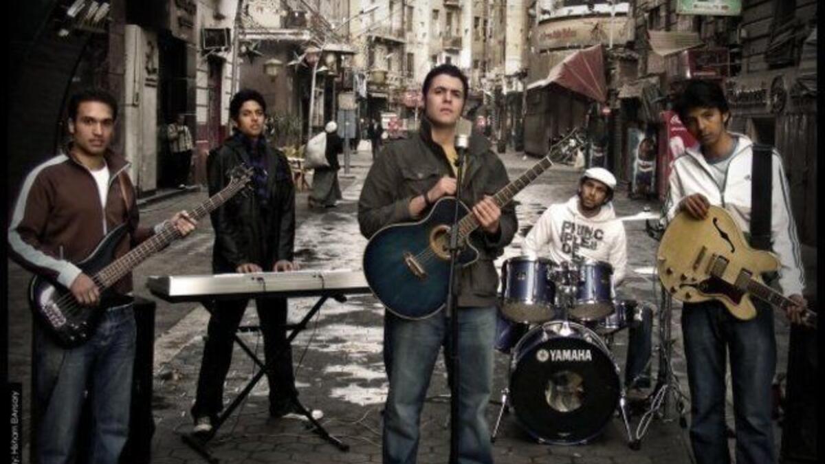 "مطلوب زعيم" لفريق كايروكي: تحتل مرتبة الصدارة في قائمة الأغاني الأكثر جدلًا خلال ثورة 25 يناير، فكلمات الأغنية قوية وصريحة بشكل لم يعتده الوسط الغنائي المصري الأغنية من تأليف صفوت عبد الحليم وقامت الفرقة بتلحينها وغنائها.