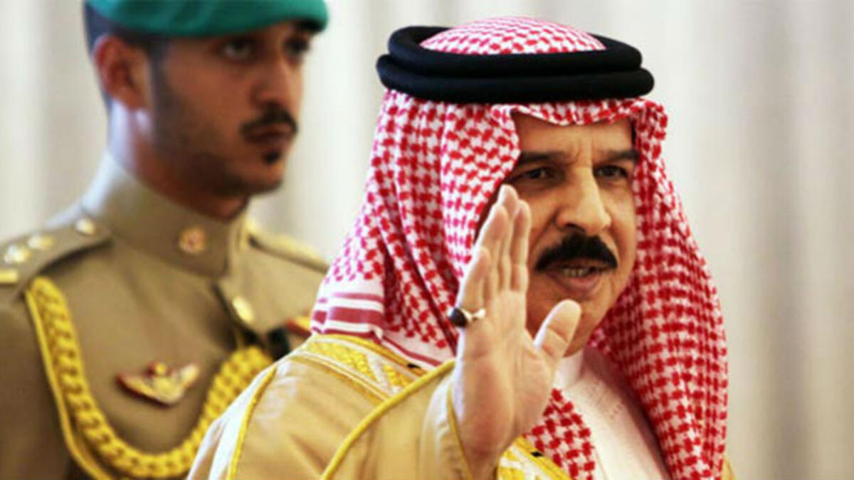 حصل العاهل البحريني حمد آل خليفة على بكالوريس في العلوم العسكرية من كلية "مونز الحربية للضباط"، ثم ماجستير بالعلوم العسكرية من كلية القيادة ورئاسة الأركان في ولاية كانساس.