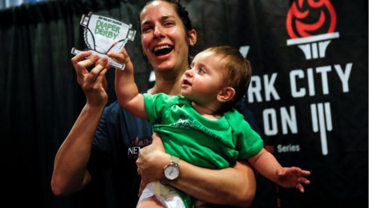 فازت الرضيعة من دالاس/ تكساس  بروك بيندر (11 شهرًا) بالكأس، بعد أن حبت بانحناءات كالنحلة