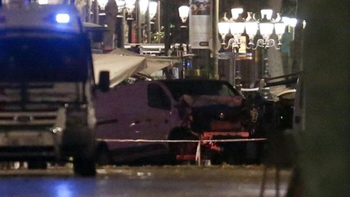 ألقت الشرطة القبض على4 أشخاص لصلتهم بهجوم برشلونة وهجوم آخر في بلدة كامبريلس حيث لاقت امرأة حتفها في حادث دهس في وقت مبكر من الجمعة 18 أغسطس/آب.