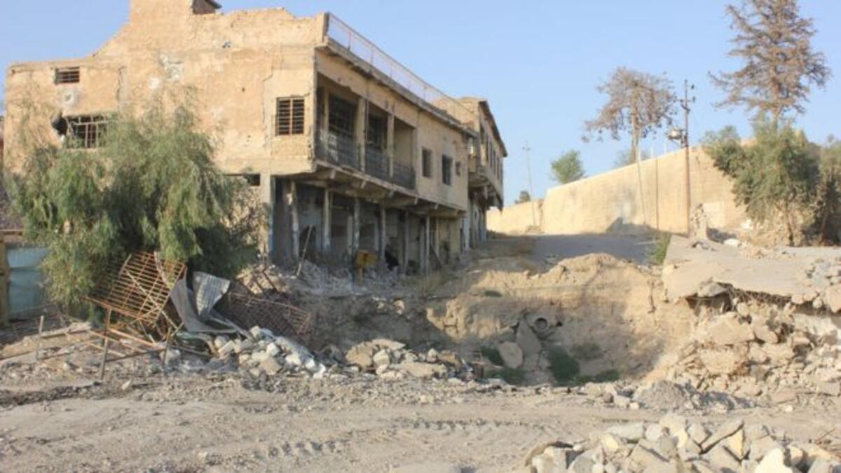 تواصل القصف الجوي للمواقع التي تحصن فيها مسلحو التنظيم في المدينة، وتبدو في الصورة حفرة خلفتها إحدى الضربات الجوية على مواقعهم.