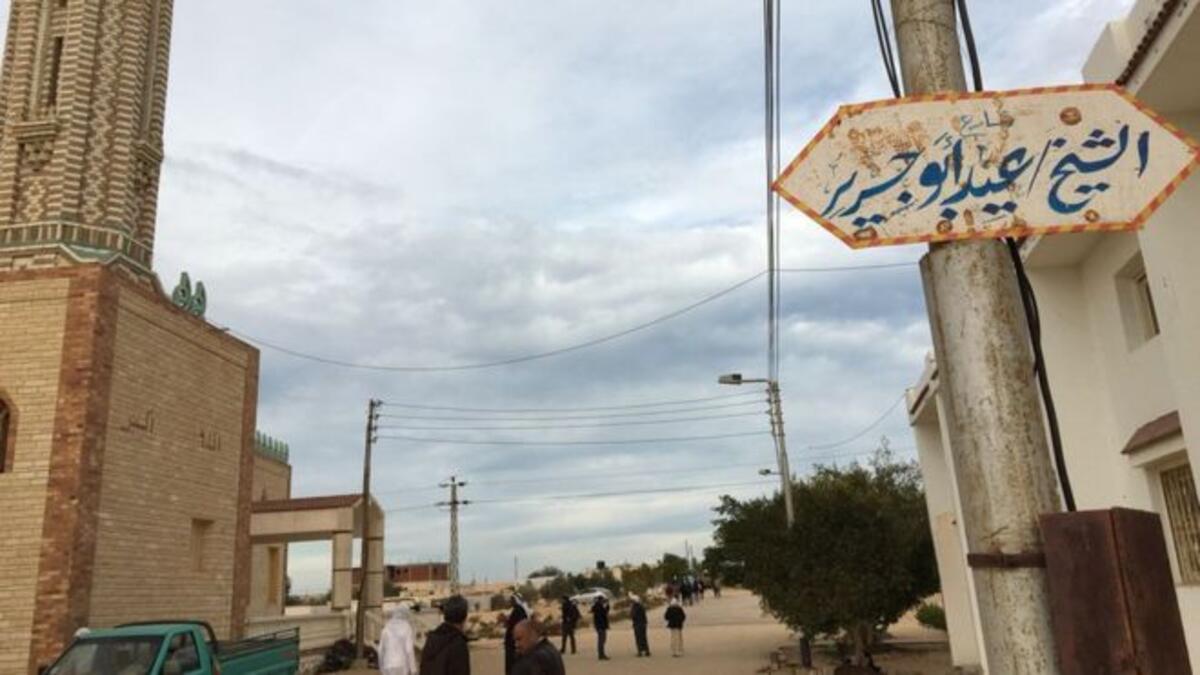 قال سكان محليون إن أغلب رواد المسجد من قبيلة تساند قوات الجيش والشرطة في قتال الجماعات المسلحة في سيناء.