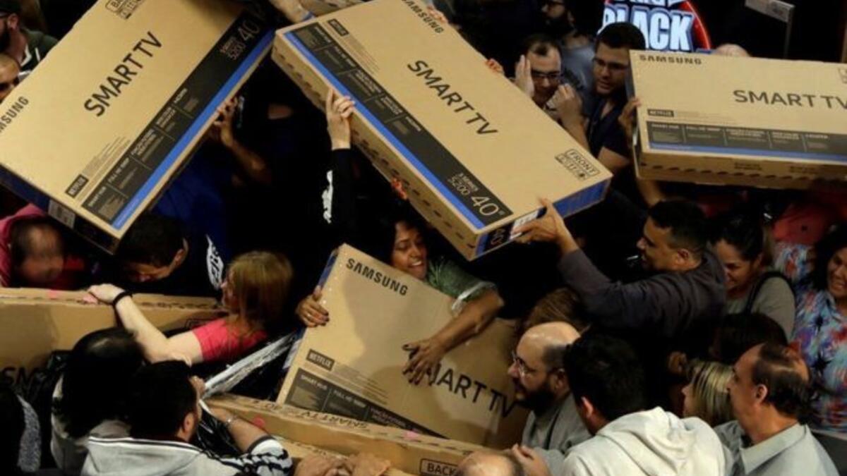 متسوقون في أحد المتاجر في مدينة ساو باولو بالبرازيل يندفعون نحو أجهزة التلفزيون خلال تخفيضات "بلاك فرايداي" (الجمعة الأسود)