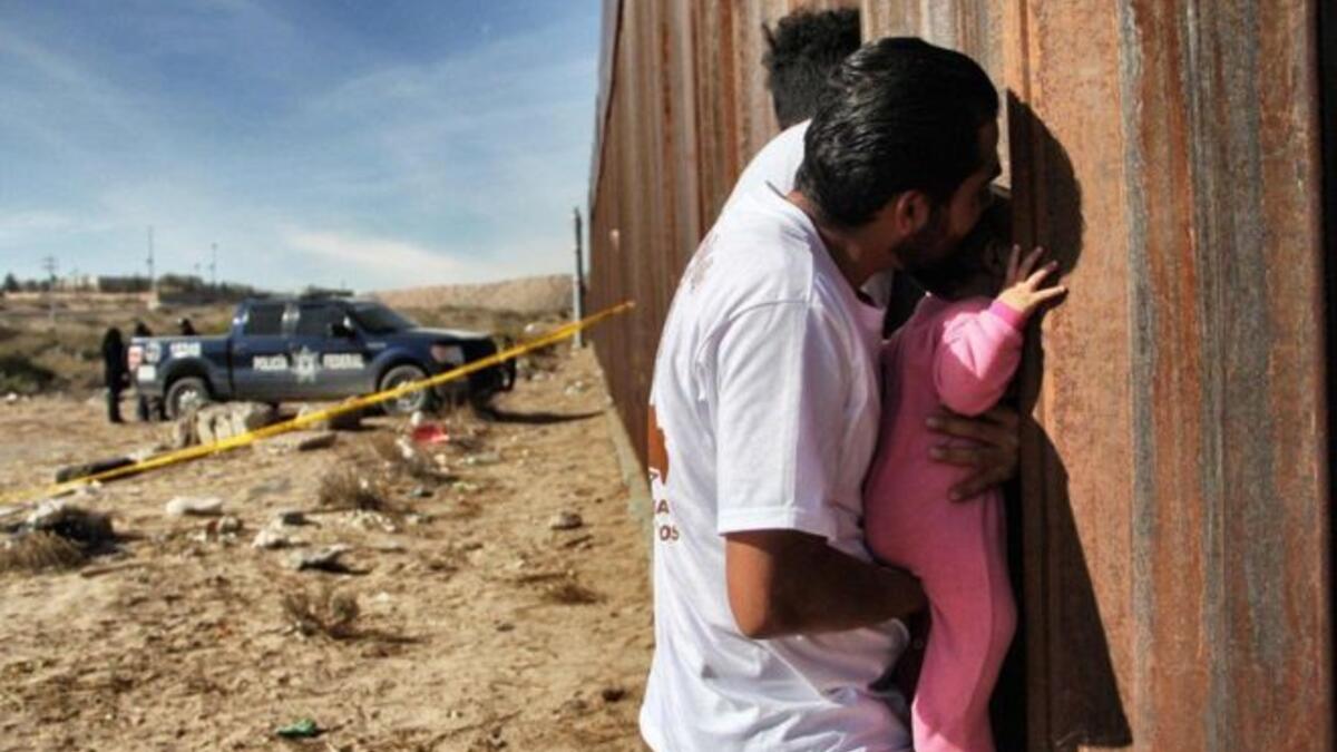 يسمح في اليوم العالمي لحقوق الإنسان، بجمع شمل الأسر التي فصلتها الحدود لمدة ثلاث دقائق عبر السياج الذي يفصل منطقة سيوداد خواريز بارك في المكسيك وسونلاند في ولاية نيو مكسيكو، بالولايات المتحدة.