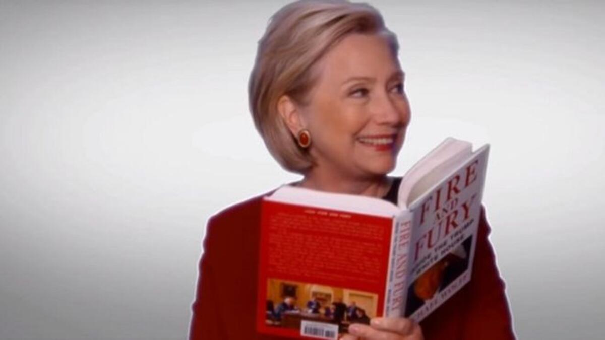 ظهور المرشحة الديمقراطية هيلاري كلينتون على الشاشة وهي تقرأ مقتطفًا من الكتاب الذي أدان  الرئيس الأميركي دونالد ترامب "النار والغضب".