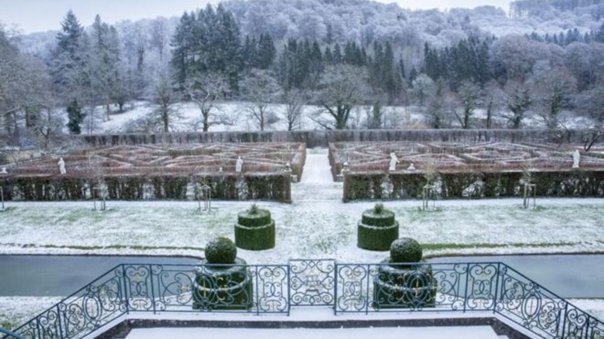 حديقة تكسوها الثلوج التقطتها عدسة ماريان ماجيراس في نيوكاسل أنسومبرغ في لوكسمبورغ.