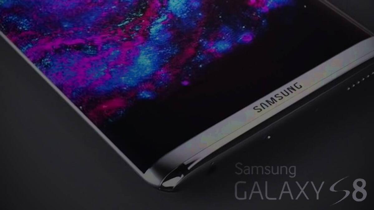 Galaxy s8 : 
سامسونج زودت هاتفها بشاشة قياس 5.8 بوصة، تغلب على كامل الجهة الأمامية، وبمعالج سنابدراجون 835، وبذاكرة وصول عشوائي سعة 4 جيجابايت، وبذاكرة تخزين تبدأ من 64 جيجابايت، مع بطارية بسعة 300 ميلي أمبير.