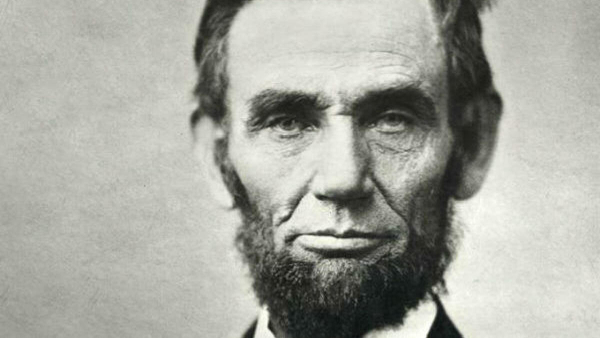 إبراهام لنكولن:
هو الرئيس الـ16 للولايات المتحدة الأمريكية، وبالرغم من الإنجازات الكبيرة التي حققها لنكولن خلال فترة رئاسته إلا أنه عرف عنه أنه عانى من الاكتئاب الإكلينيكي منذ سن مبكرة جدًا عندما كان لا يزال مجرد شاب.