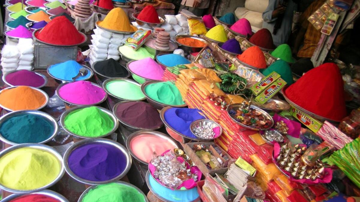 وفي اليوم التالي يخرج الناس من كل الأعمار إلى الشوارع للمتعة والرسم وإلقاء الألوان بصرف النظر عن السن أو الطائفة أو الطبقة أو الجنس.