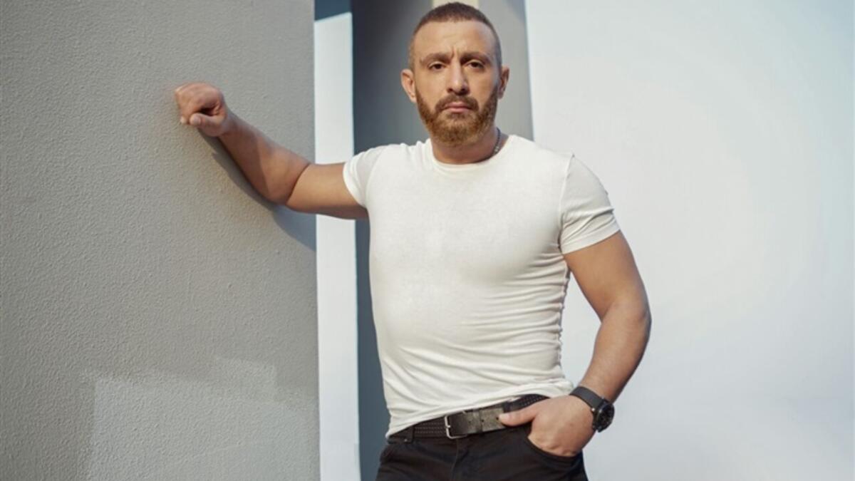 شارك أحمد السقا جمهوره صورة جديدة من كواليس فيلمه الجديد «هبوط اضطراري» قام بنشرها على فيس بوك ويواصل السقا تصوير باقي مشاهد العمل في عدد كبير من شوارع القاهرة حيث انتهى من ما يقرب من تصوير نصف أحداث الفيلم حيث تشاركه الفنانة غادة عادل في معظم مشاهده.