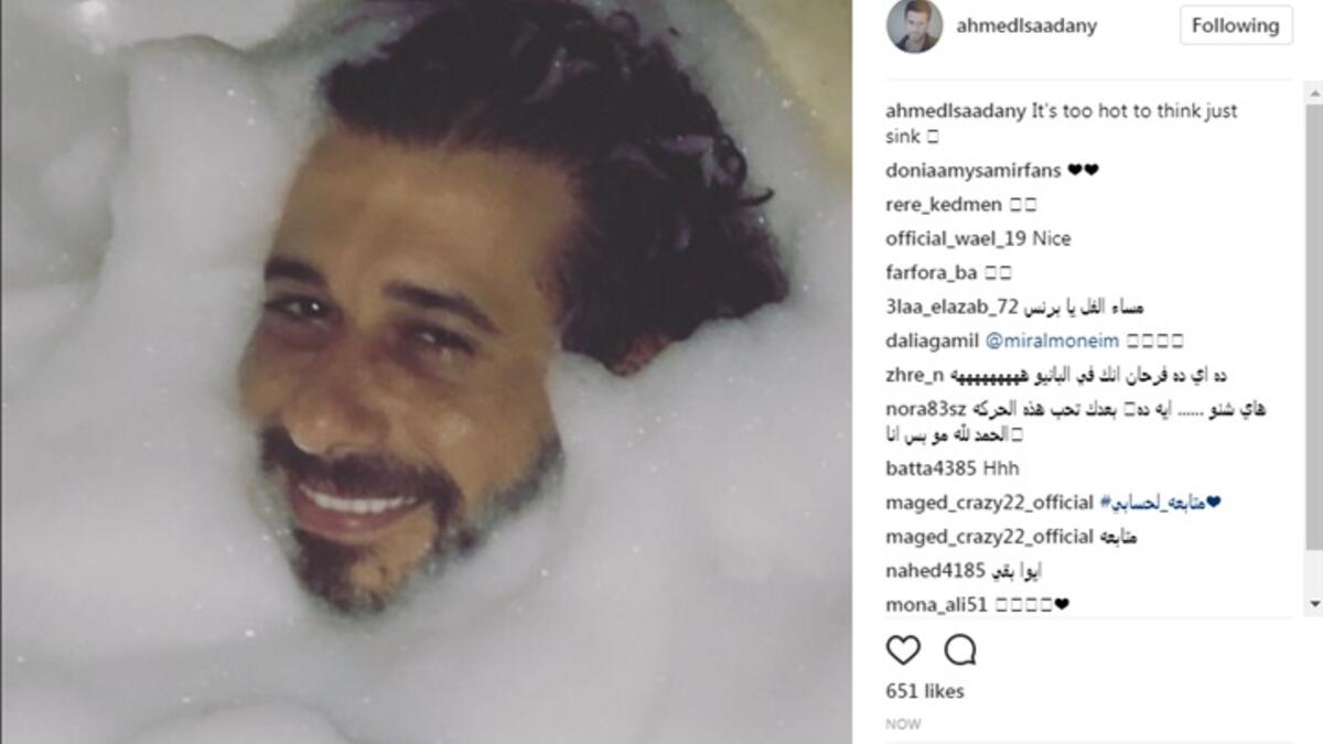 نشر الفنان أحمد السعدني عبر حسابه الرسمي على تطبيق “انستغرام” صورة وجهه وجسمه المغطّى بالصابون، داخل البانيو. وعلّق على الصورة، وكتب باللغة الإنكليزية: “إنّ الجو حار للتفكير. اغطس فقط”.