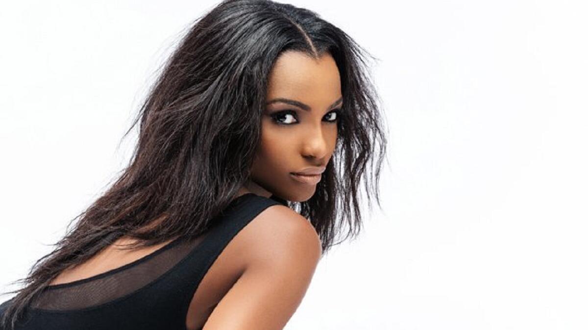 أجباني داريجو:
النيجيرية التي تعد أول امرأة سمراء البشرة تفوز بلقب ملكة جمال العالم في 2001، من الفقر والمعاناة شقت طريقها نحو عالم الجمال.