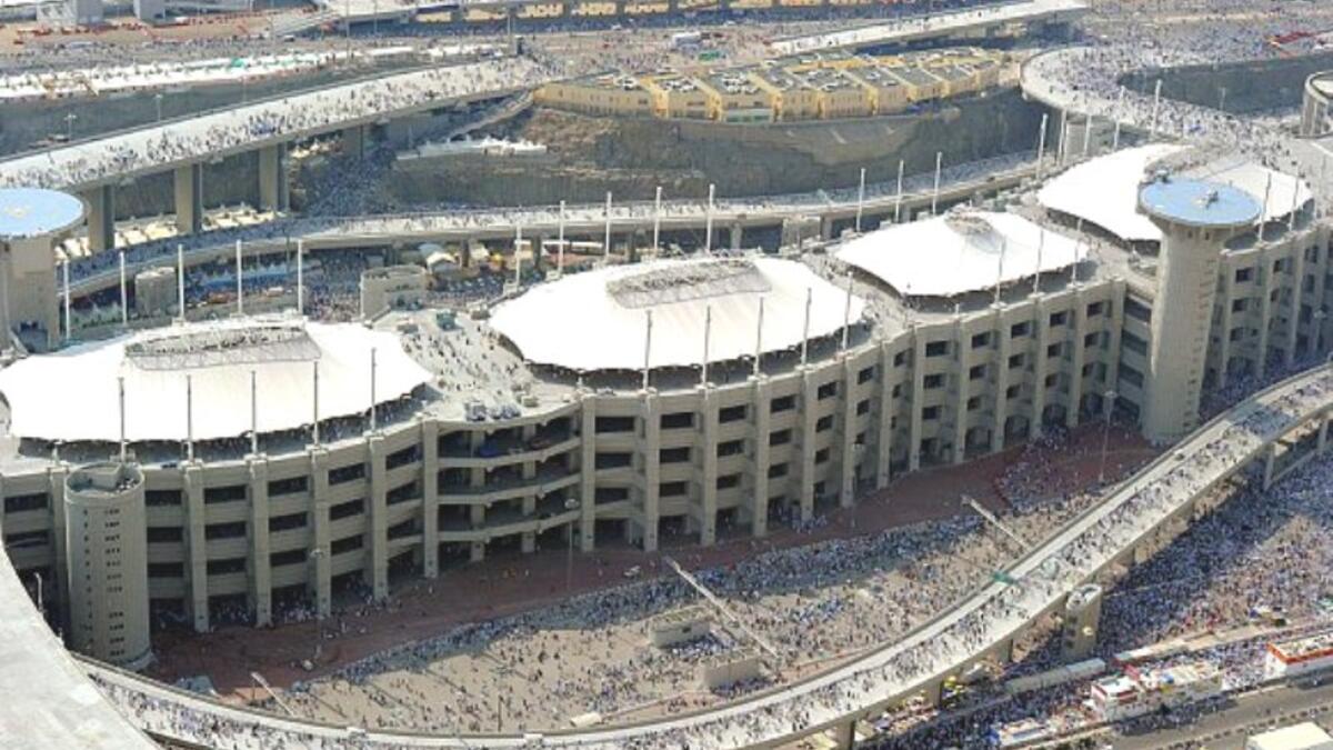 تطوير جسر الجمرات الذي يقف عليه 2.5 حاج في ذات اللحظة للقيام برجم الجمرات، ويعد هذا المنسك من أخطر الشعائر فتم إعادة تصميم الجسر ليتم القذف باتجاه واحد ومسار يسهل على الحجاج أداء هذا المنسك بأمانٍ أكثر.