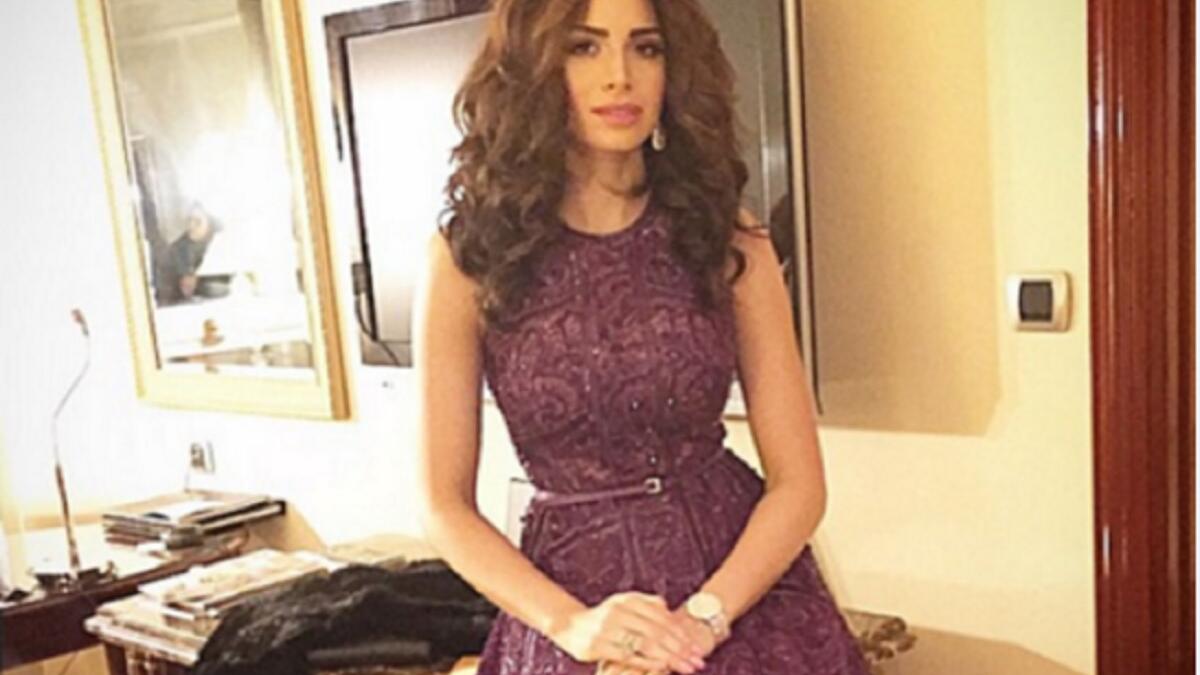 آمال ماهر في حفلها بفندق سيتي ستارز بالقاهرة أرتدت فستاناً من إيلي صعب