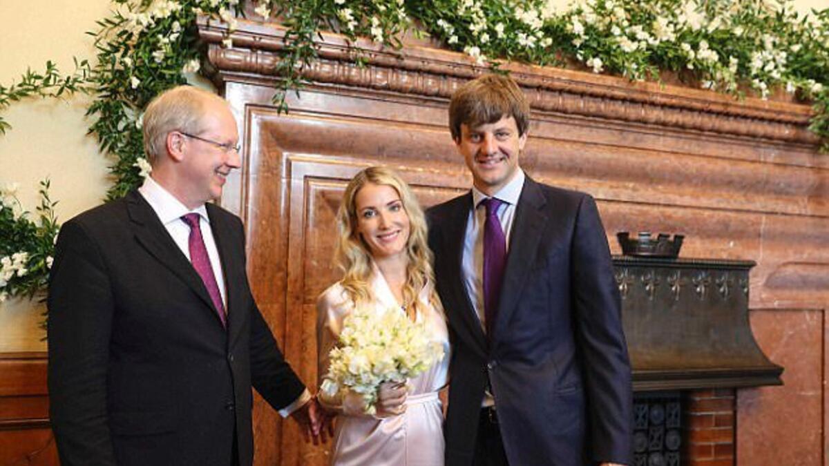 الأب صرح للصحافة: "إنني مضطر إلى اتخاذ هذا القرار للحفاظ على مصالح سلالة هانوفر وممتلكاتها، بما فيها تلك الثقافية التي هي ملكها منذ قرون".