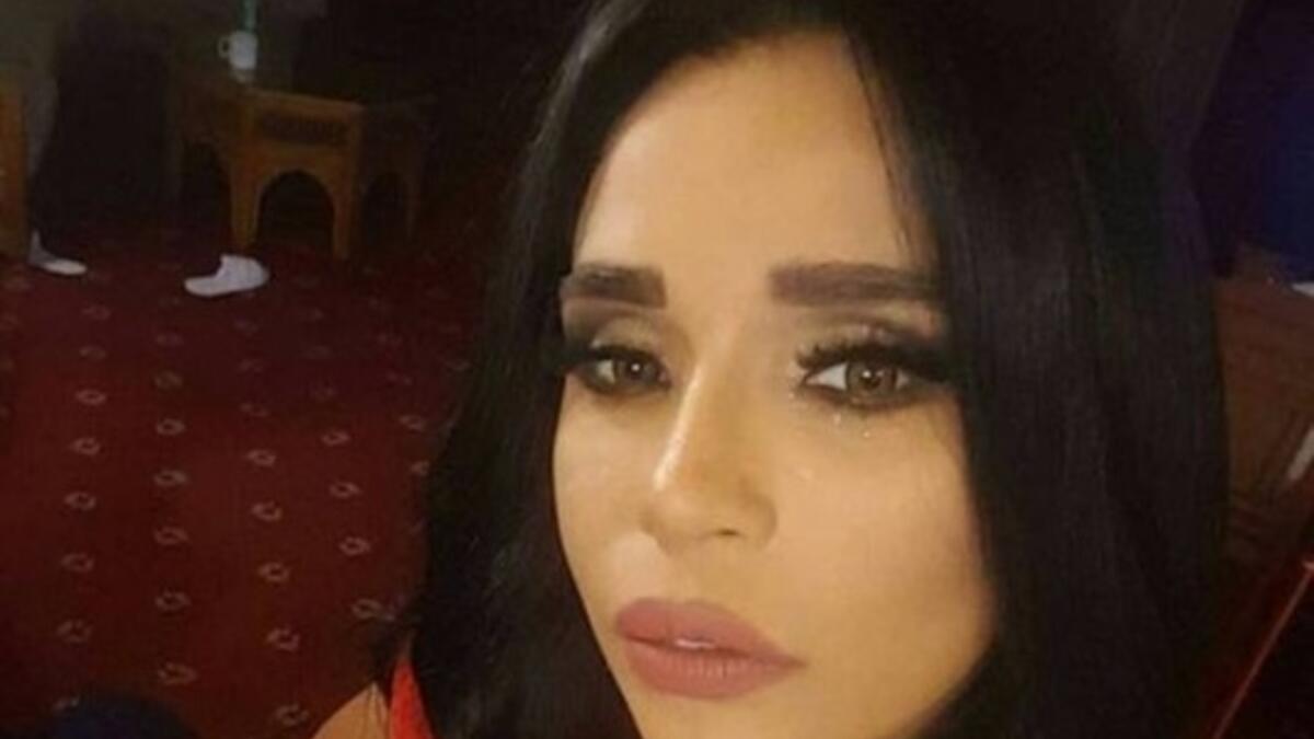 نشرت الفنّانة أمينة صورة جديدة لها على “إنستغرام” أظهرت تبدلاً كبيراً في ملامحها إذ أشارت تعليقات المستخدمين إلى امكانية اجرائها عمليات تجميلية وأطلّت أمينة في الصورة بشكل جديد تماماً إذ ارتدت عدسات لاصقة باللون العسلي بينما ظهرت شفتاها وكأنهما خضعتا للحقن.