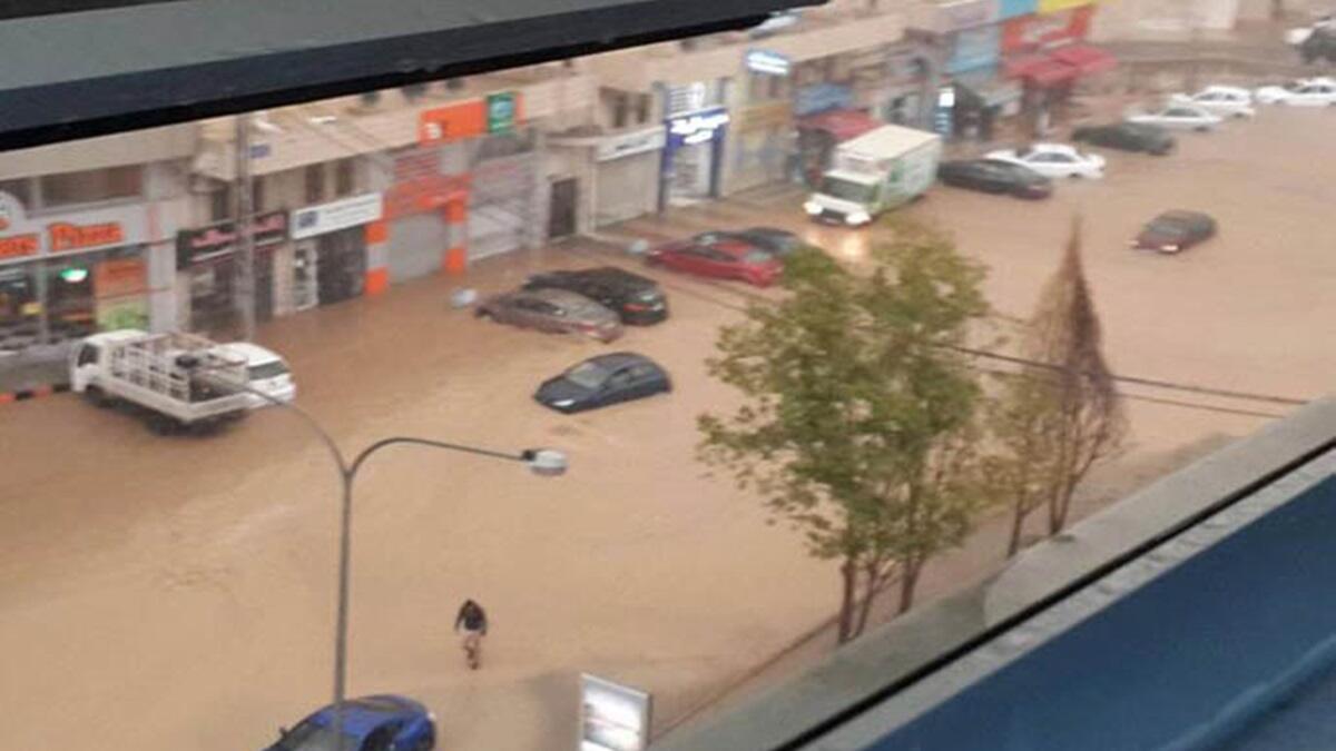 ويبدو أن ما حدث في العاصمة عمان أثار سخرية وتهكم البعض فعلق أحد المغردين ساخراً "عزيزتي امانة عمان الكبرى ...ان الكشف المبكر عن خطوط المصارف الصحية يقينا من الغرق"