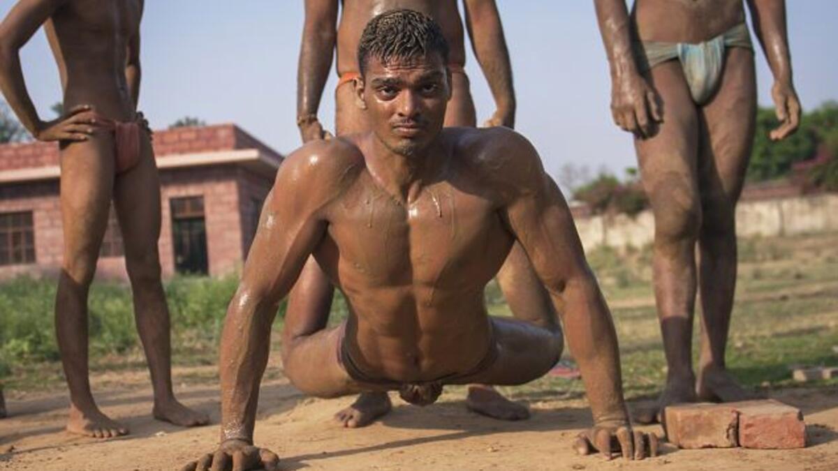 يوجد عدد صغير من النوادي الرياضية في القرية والجميع يفضل الطرق التقليدية في التمرين