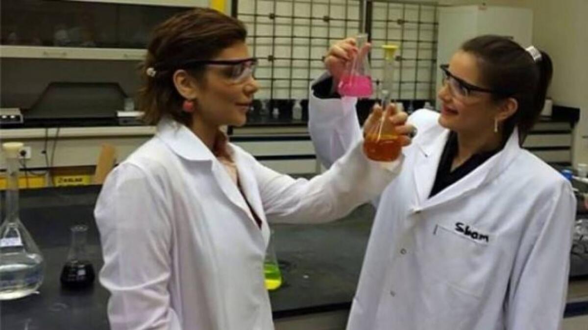 أصالة نصري: ضبطت شرطة مطار رفيق الحريري الفنانة وبحوزتها غرامين من مخدر الكوكائين في علبة مكياجها، التي أنكرت ملكيتها واعتبرتها خطة للنيل من سمعتها، وخرجت بكفالة بضمان محل الإقامة.