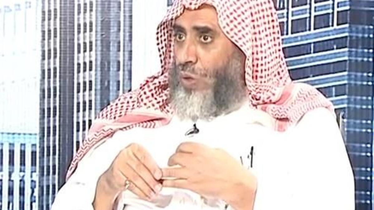 عوض القرني: قد أسلم على يديه رئيس الاتحاد العالمي للبرمجة اللغوية العصبية، الدكتور وايت ود سمول، وأعلن اعتناقه الإسلام خلال كلمة كان يلقيها في المؤتمر العالمي للبرمجة اللغوية العصبية، وذلك عندما أوقف كلمته ونطق الشهادتين.