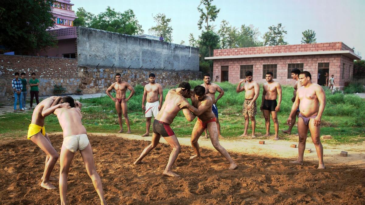 يمارس رجالها التمرين على رياضة شعبية تدعى " أخادا " والتي تعني المصارعة في ساحة قتال