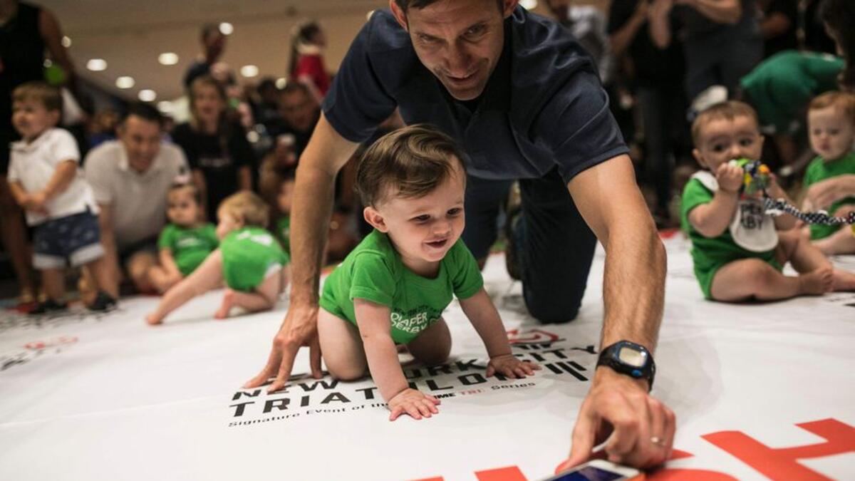 سادت أجواء الضحك بدلًا من المنافسة وذلك عند انحراف الطفل عن طريق السباق أو اللعب مع طفل آخر