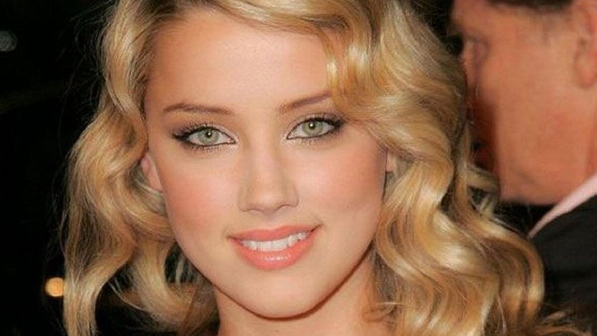 بيكسي لوت هي مغنية إنجليزية، وراقصة وممثلة وأيضا كاتبه أغاني. أول ظهور لها كان عبر ألبومها (ماما دو) الذي صدر في يونيو 2009، وجاءت في المركز الخامس في قائمة أجمل النساء لعام 2016.