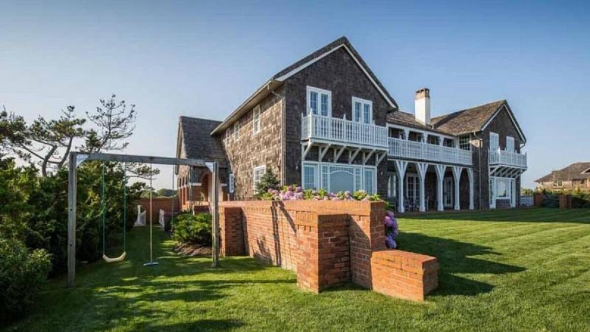 بل كلينتون: يسكن ببلدة إيست هامبتون في نيويورك، في بيت معروض للبيع بمبلغ 32 مليون دولار، يحتوي 8 غرف و9 حمامات، غرفة عشاء رسمية كبيرة، ومسابح تقود مباشرة نحو الشاطئ.