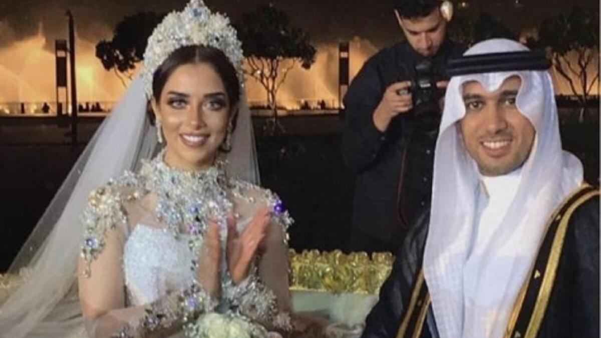 بلقيس وسلطان عبداللطيف: 
اختتم عام 2016 بحالة من الفرح والبهجة والسعادة، بحفل أسطوري بين المطربة اليمنية بلقيس على رجل الأعمال السعودي سلطان عبداللطيف، حيث ارتدت العروس فستانًا مرصعًا بالألماس.