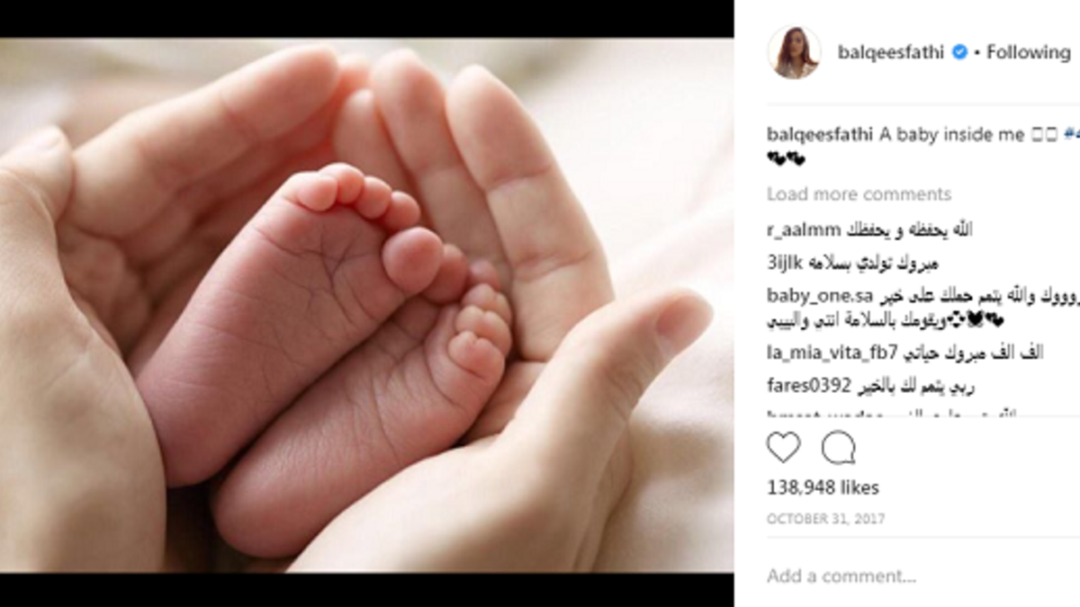 نشرت الفنانة اليمنية بلقيس فتحي نبأ حملها بصورة ليد تحتضن قدمًا صغيرة، وأرفقتها بتعليق: "هناك طفل بداخلي".