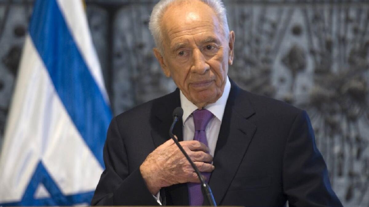 شمعون بيريس:
رحل الرئيس الإسرائيلي الأسبق في 28 سبتمبر/أيلول، المسؤول عن صفقات الأسلحة في الميليشيات الصهيونية التي عُرفت باسم "الهاغاناه"، وكانت نواة الجيش الإسرائيلي، وأسس لاحقًا منشأة نووية سرية في ديمونة.