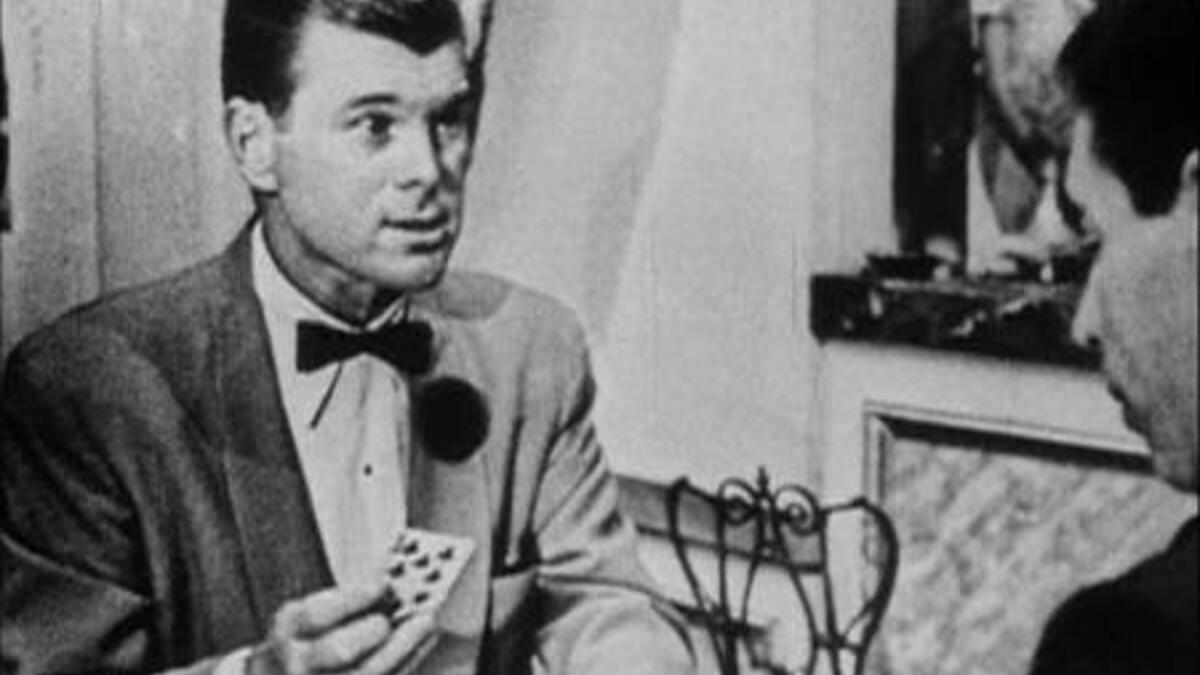 المركز الأول: شون كونري.. جاء الممثل الحائز على الأوسكار شون كونري في المقدمة، وهو أول من جسد شخصية "جيمس بوند"، إذ شارك في 6 أفلام بإجمالي إيرادات 2 مليون و214 ألف دولار، وكان في عمر 41 عامًا