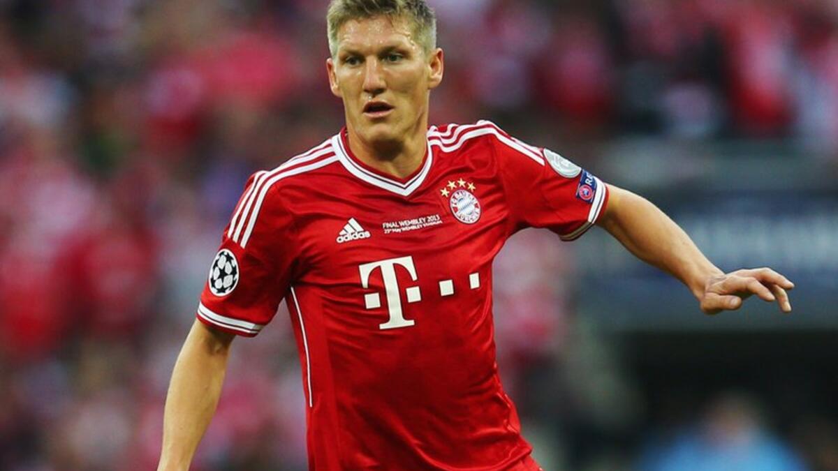 الألماني باستيان شفاينشتايغر: حوله لويس فان خال من الجناح الأيمن إلى لاعب وسط مدافع، ليصبح نجم المانشافت سريعاً نقطة محورية في بايرن ميونخ نظراً لالتزامه وتفانيه الكبيرين، وقدرته على التحكم بنسق اللعب.